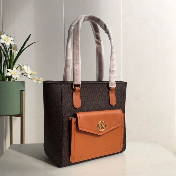 マイケルコースバッグ背面デザイン